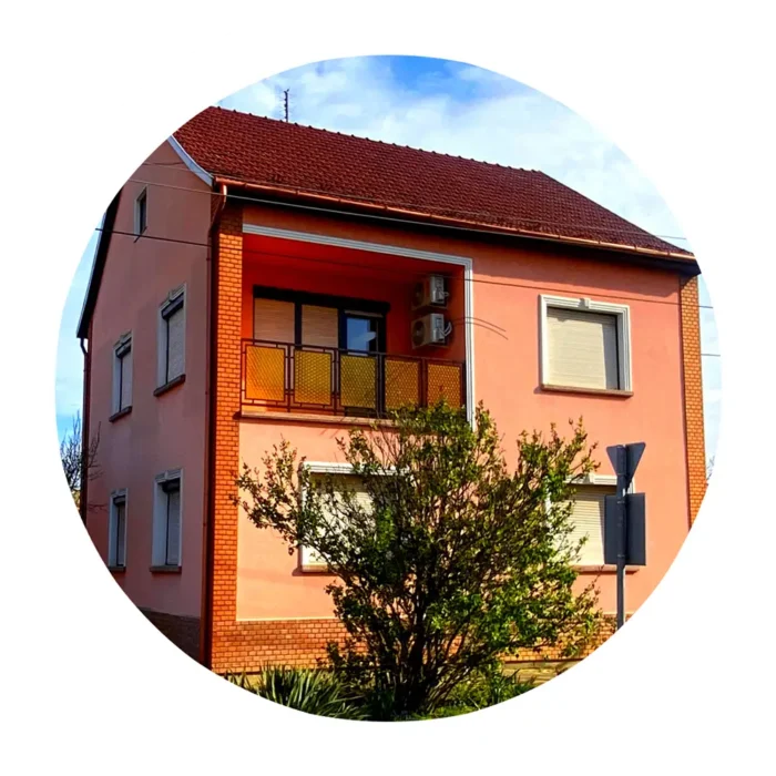 Júlia Apartmanház karika 1